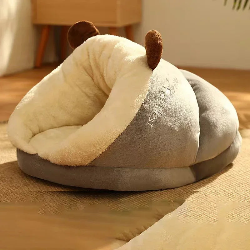 Chien et chat confortablement installés dans le panier