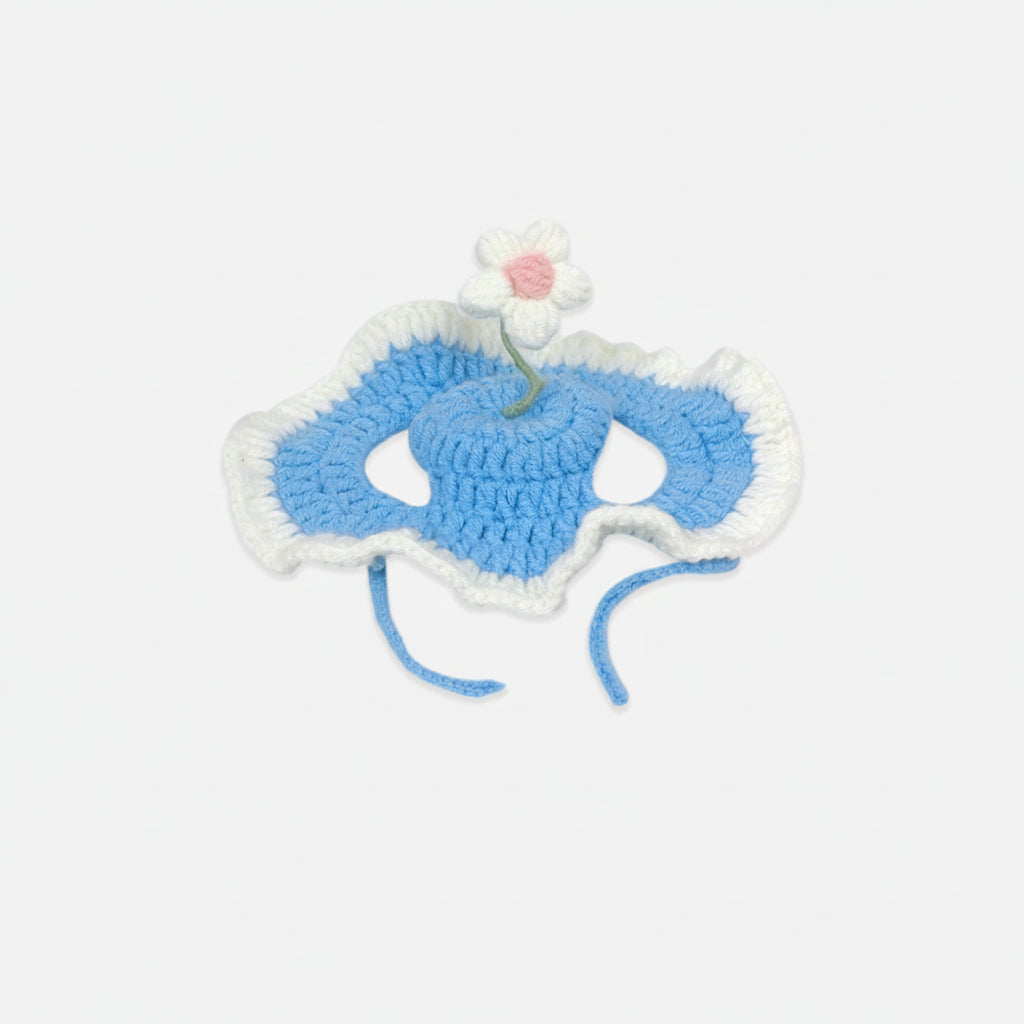 Chat coiffé d'un bonnet fleuri tricoté à la main