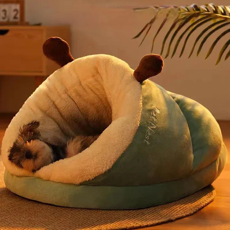 Petit chien installé dans son couchage douillet