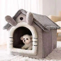 Niche maison en peluche jaune avec petit chien couché à l'intérieur