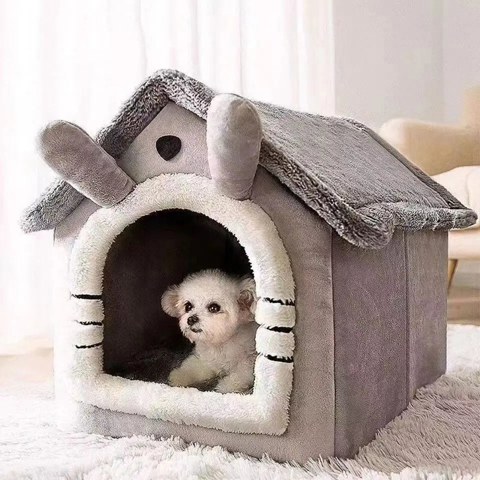Niche maison en peluche jaune avec petit chien couché à l'intérieur