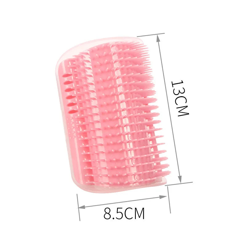 Chat se massant la tête sur la brosse fixée au meuble
