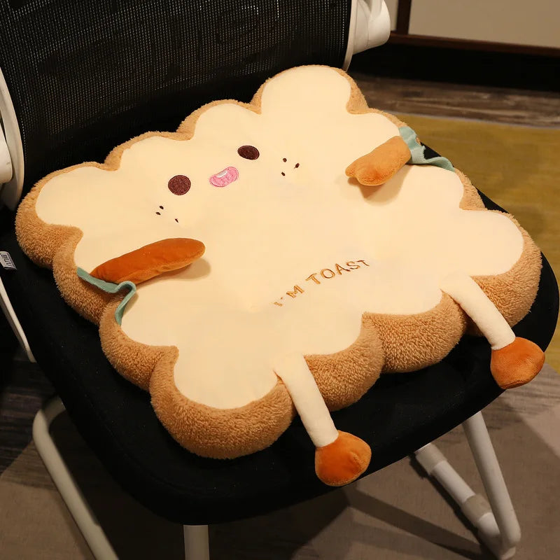 Coussin toast moelleux décoratif sur une chaise de bureau