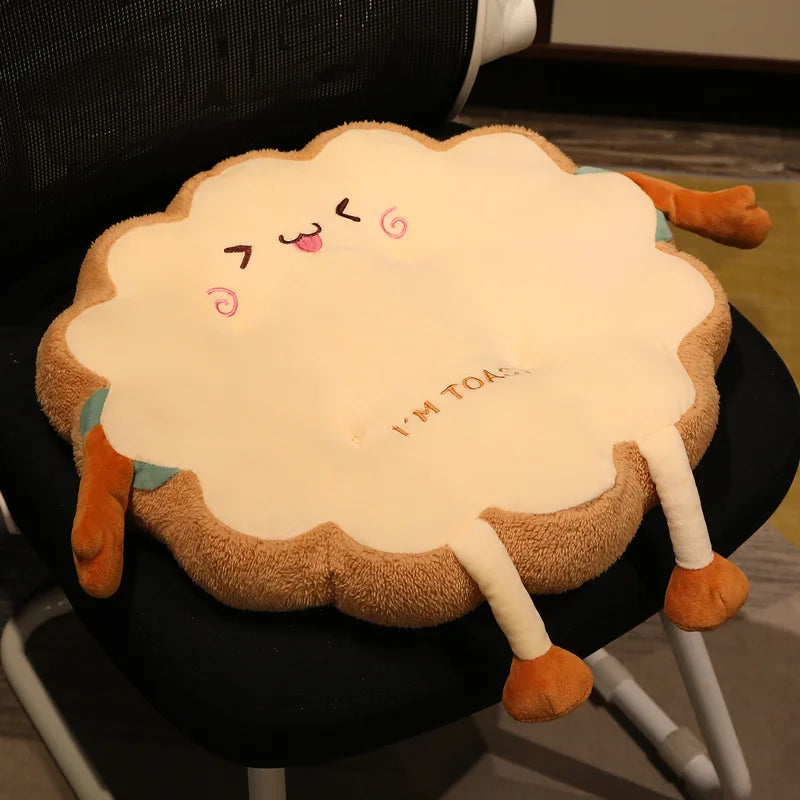 Chat installé sur le coussin en forme de tranche de pain
