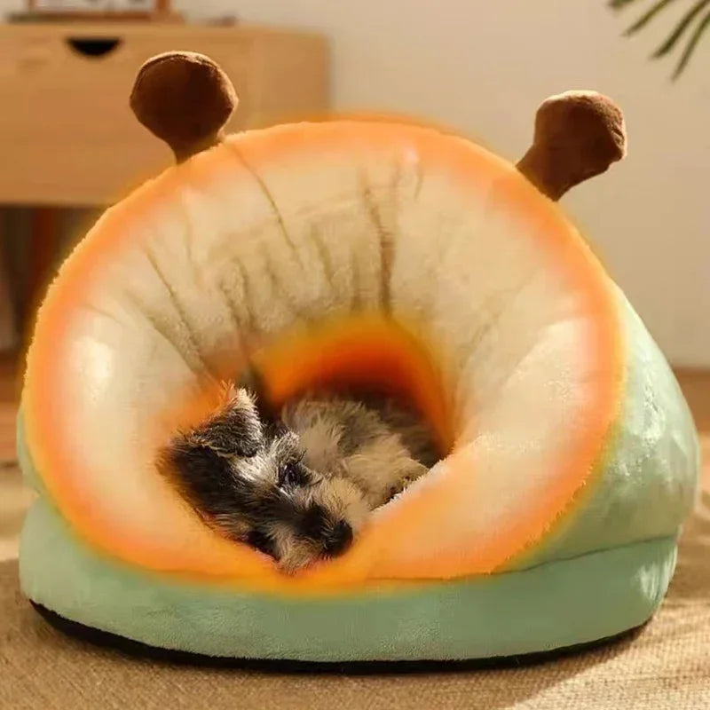 Chat lové dans le panier en peluche moelleuse